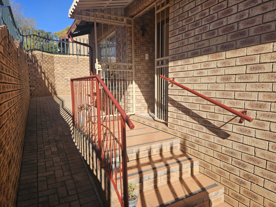 3 Bedroom Property for Sale in Roodekrans Gauteng