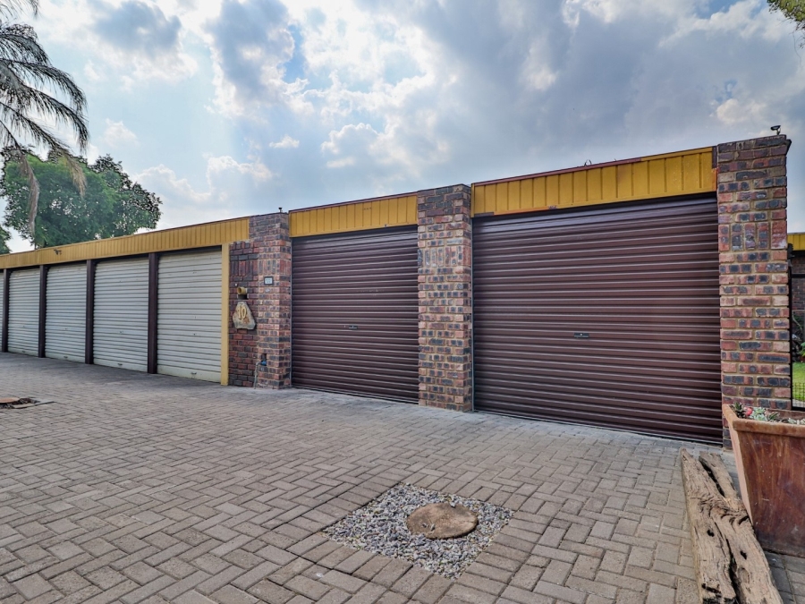 6 Bedroom Property for Sale in Kilner Park Gauteng