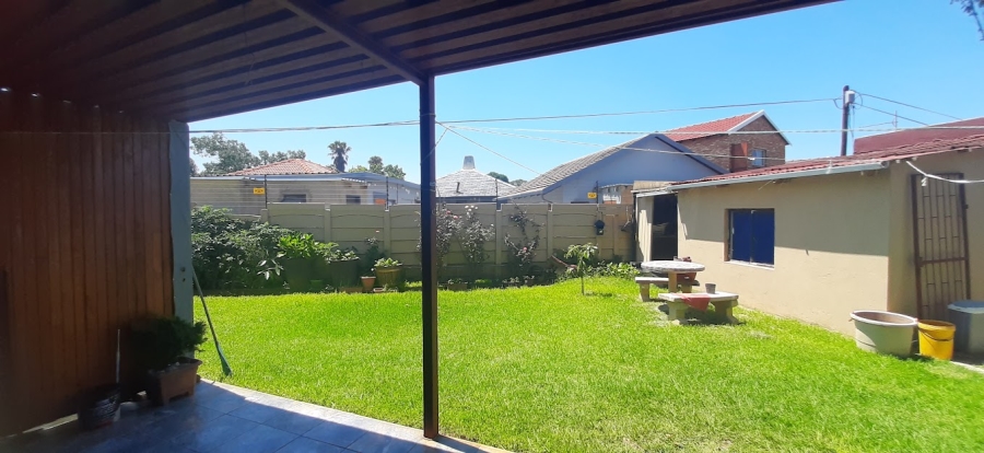 8 Bedroom Property for Sale in Bonaero Park Gauteng