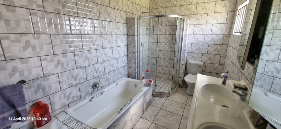 4 Bedroom Property for Sale in Homestead Apple Orchards Gauteng