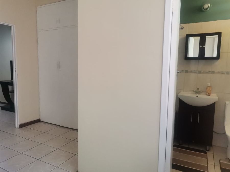 1 Bedroom Property for Sale in Gezina Gauteng