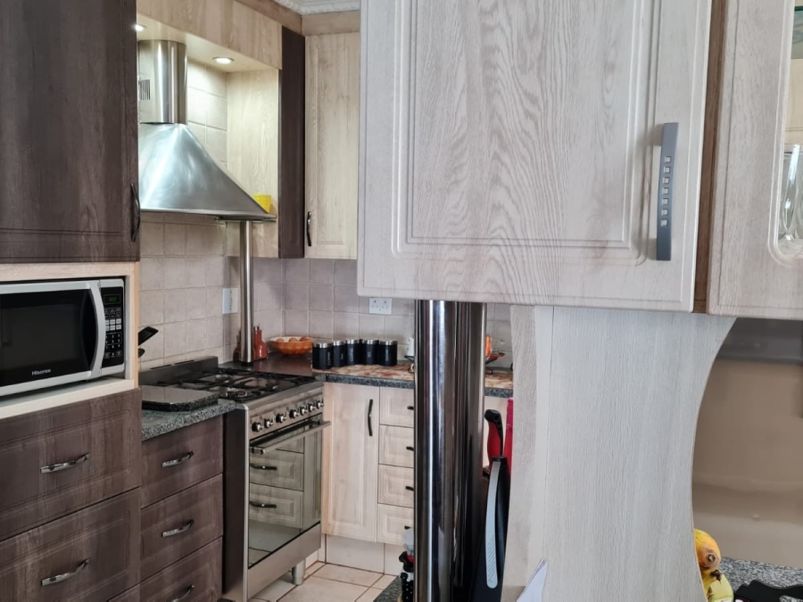 3 Bedroom Property for Sale in Sonneveld Gauteng