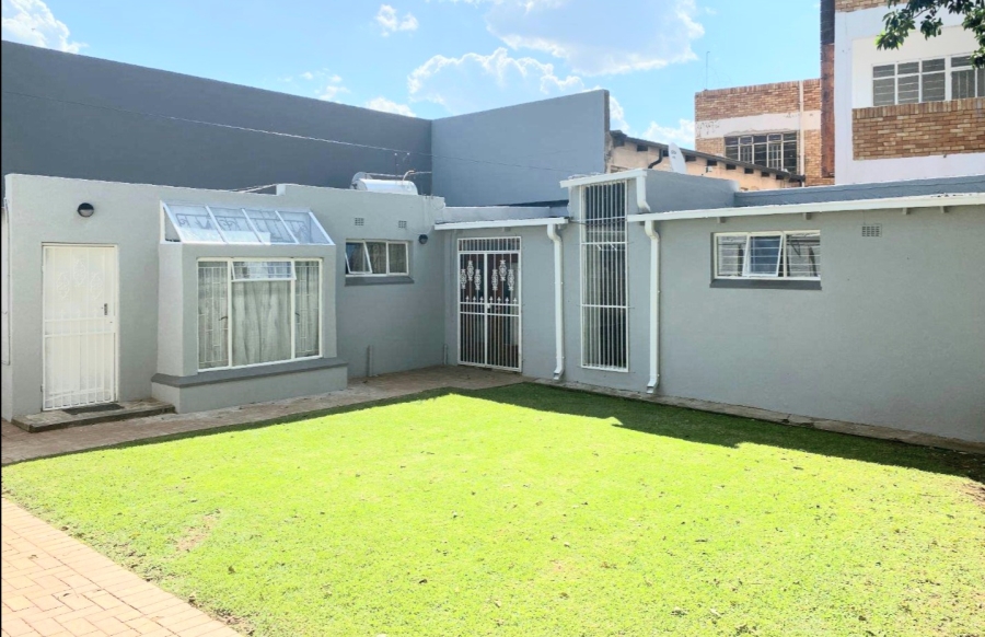 6 Bedroom Property for Sale in Orange Grove Gauteng