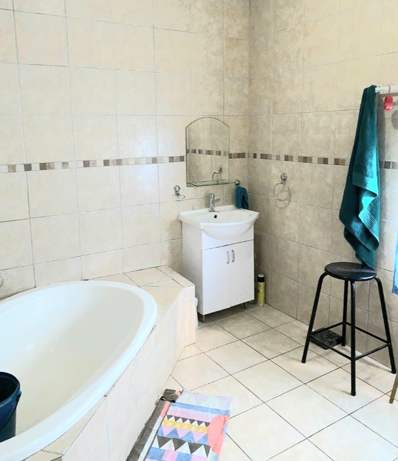 6 Bedroom Property for Sale in Orange Grove Gauteng