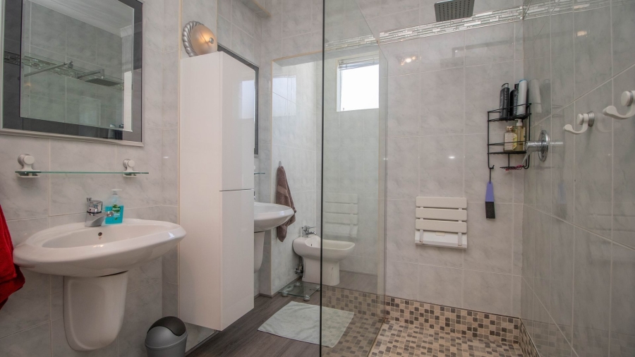 5 Bedroom Property for Sale in Alphen Park Gauteng
