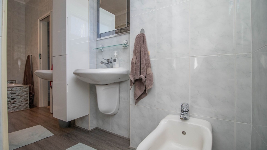 5 Bedroom Property for Sale in Alphen Park Gauteng