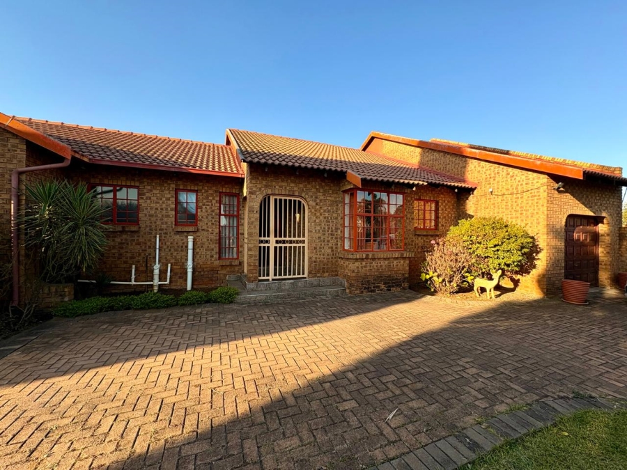4 Bedroom Property for Sale in Dersley Gauteng