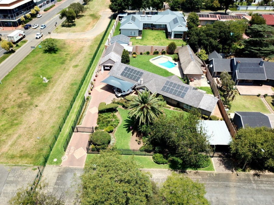 5 Bedroom Property for Sale in Alberante Gauteng