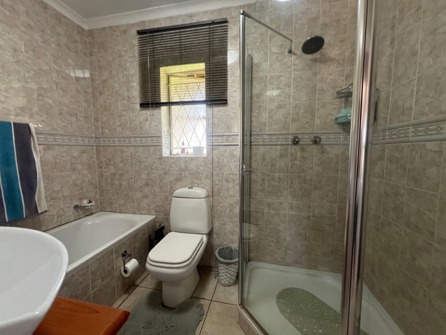 5 Bedroom Property for Sale in Alberante Gauteng