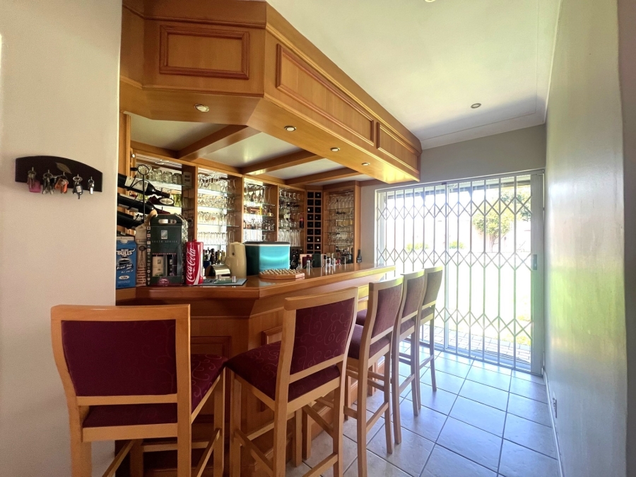 5 Bedroom Property for Sale in Alberante Gauteng