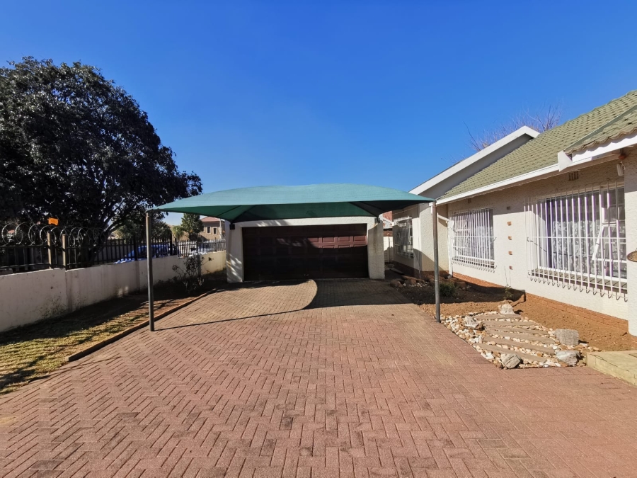 4 Bedroom Property for Sale in Brackendowns Gauteng