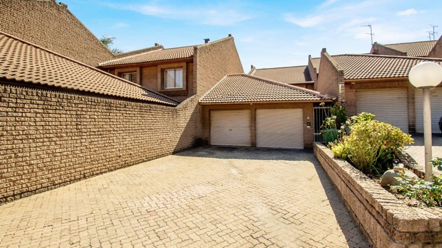 3 Bedroom Property for Sale in Atholl Gardens Gauteng