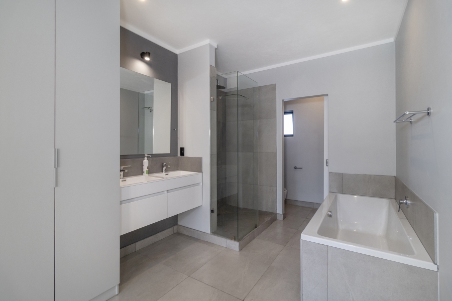 2 Bedroom Property for Sale in Nieuw Muckleneuk Gauteng