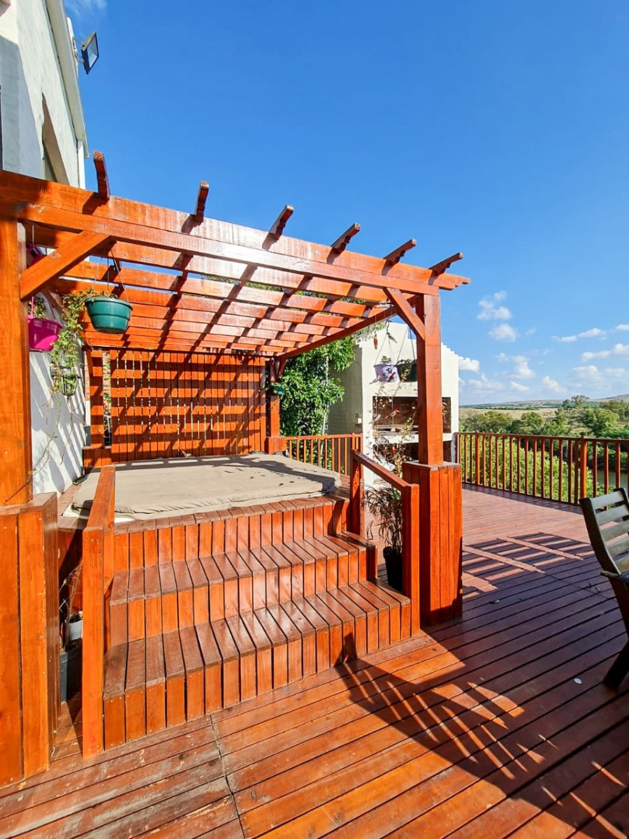 5 Bedroom Property for Sale in Vaaloewer Gauteng