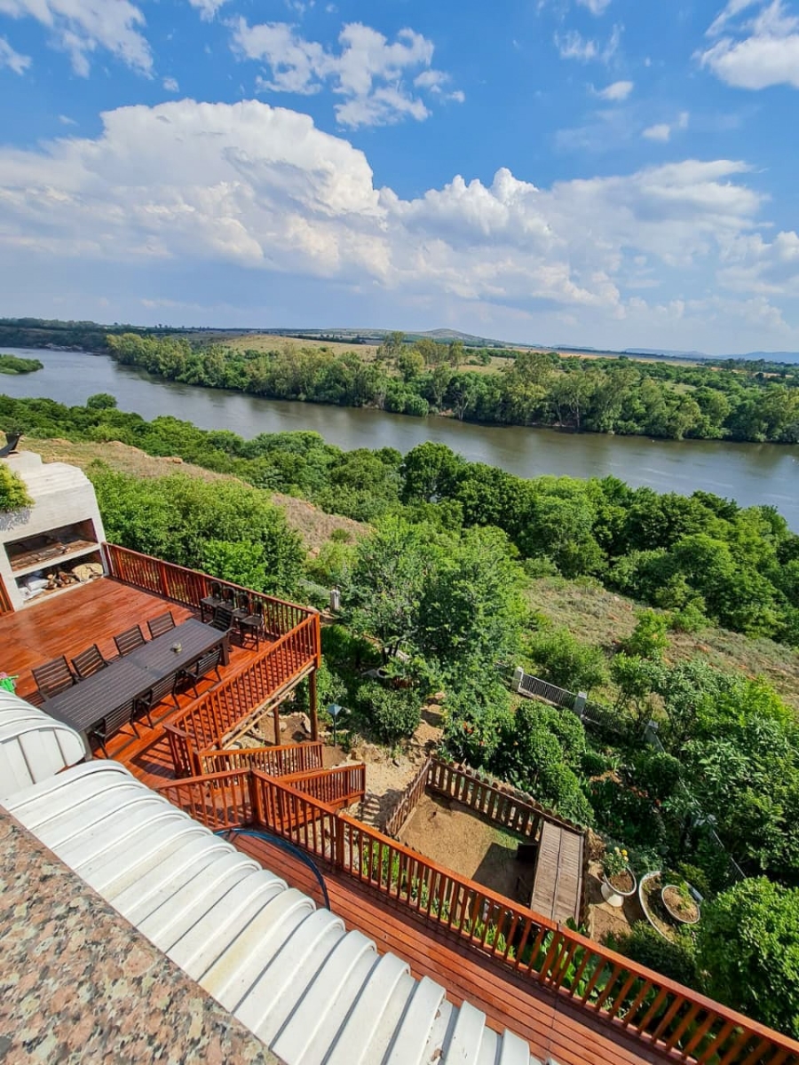 5 Bedroom Property for Sale in Vaaloewer Gauteng