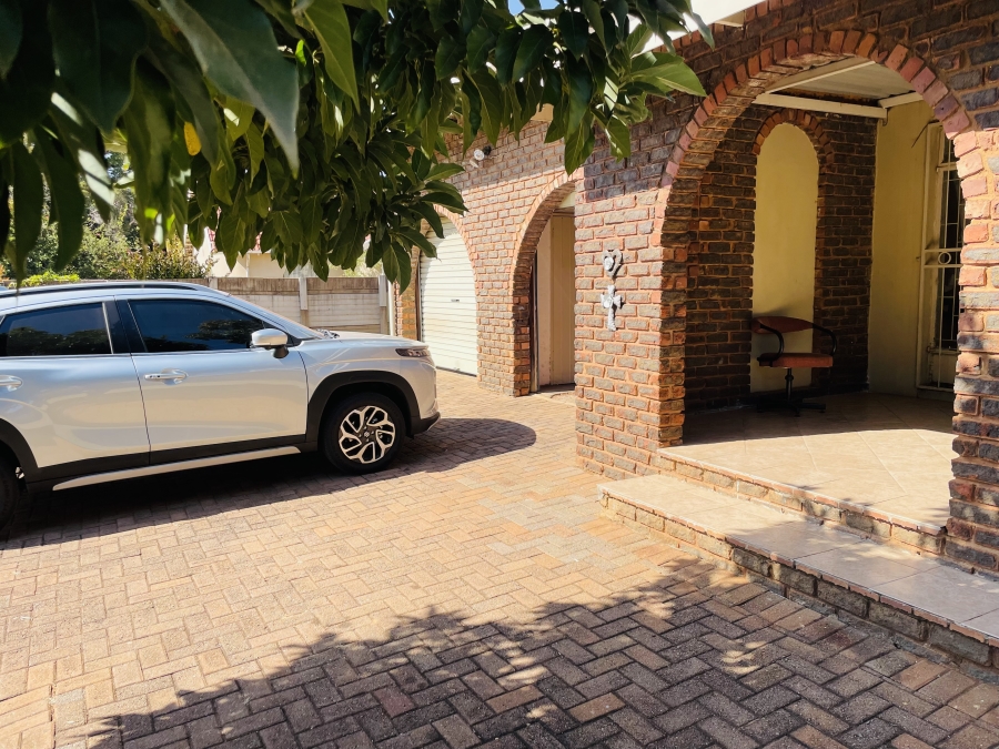 4 Bedroom Property for Sale in Dorandia Gauteng