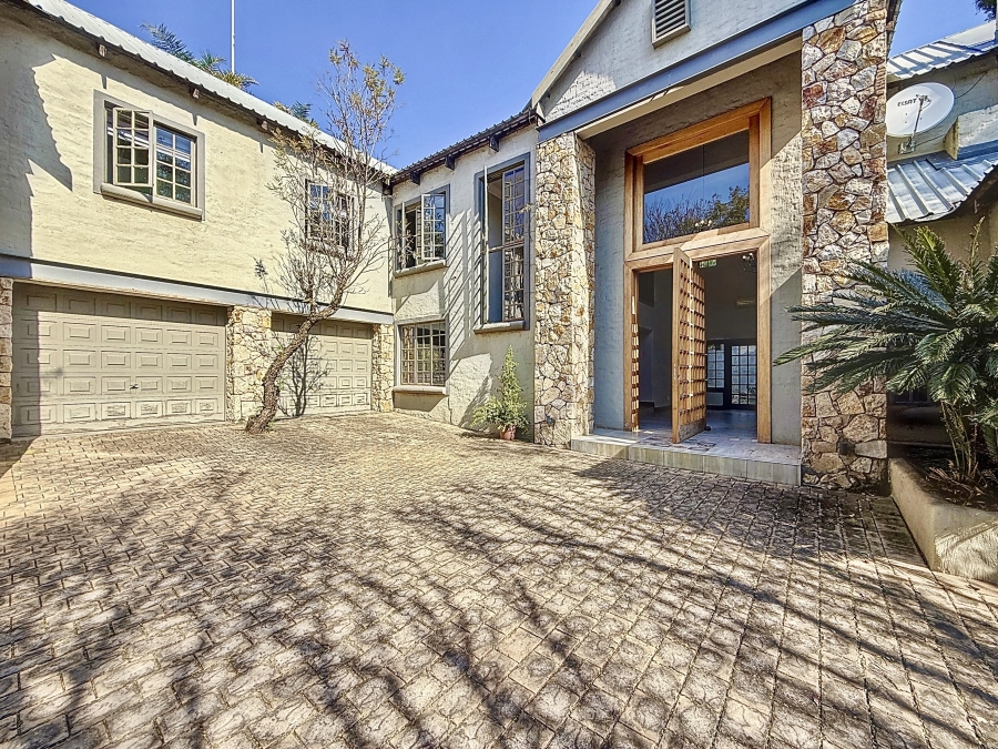 6 Bedroom Property for Sale in Silver Lakes Golf Estate Gauteng