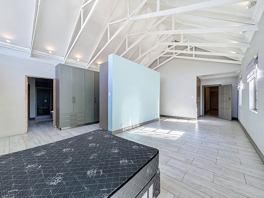 6 Bedroom Property for Sale in Silver Lakes Golf Estate Gauteng