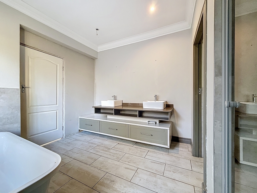 6 Bedroom Property for Sale in Silver Lakes Golf Estate Gauteng