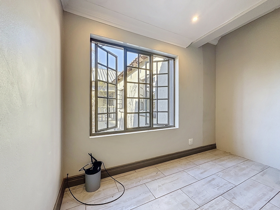 6 Bedroom Property for Sale in Silver Lakes Golf Estate Gauteng