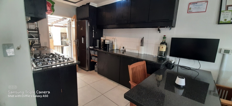 2 Bedroom Property for Sale in Albertsdal Gauteng
