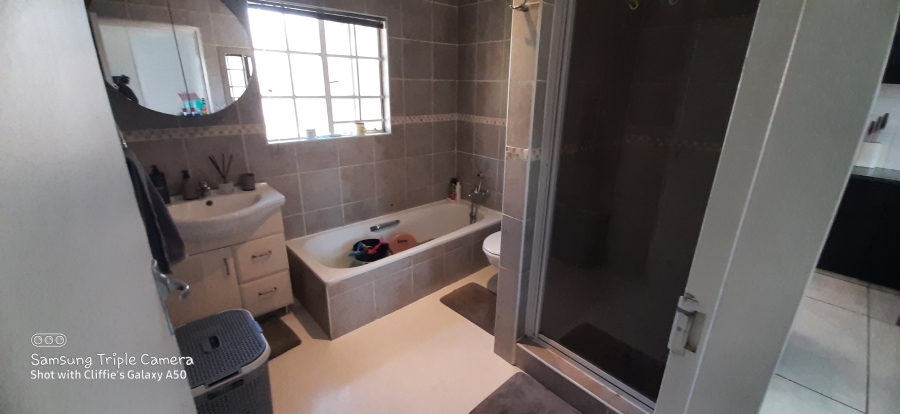 2 Bedroom Property for Sale in Albertsdal Gauteng