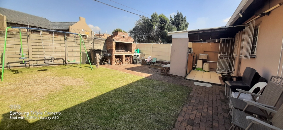 2 Bedroom Property for Sale in Albertsdal Gauteng