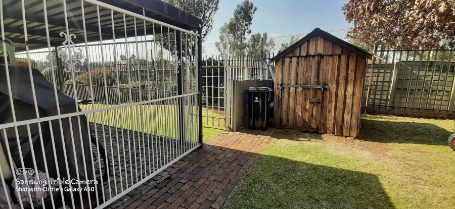 2 Bedroom Property for Sale in Albertsdal Gauteng
