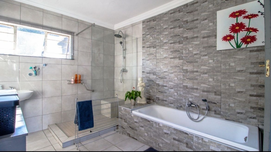 3 Bedroom Property for Sale in Glen Marais Gauteng