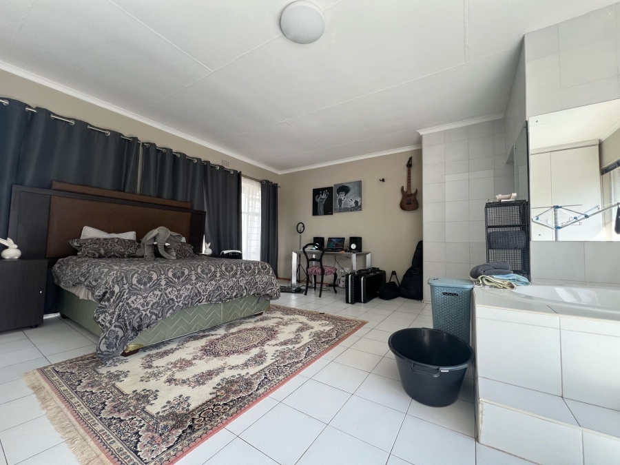 3 Bedroom Property for Sale in Glen Marais Gauteng