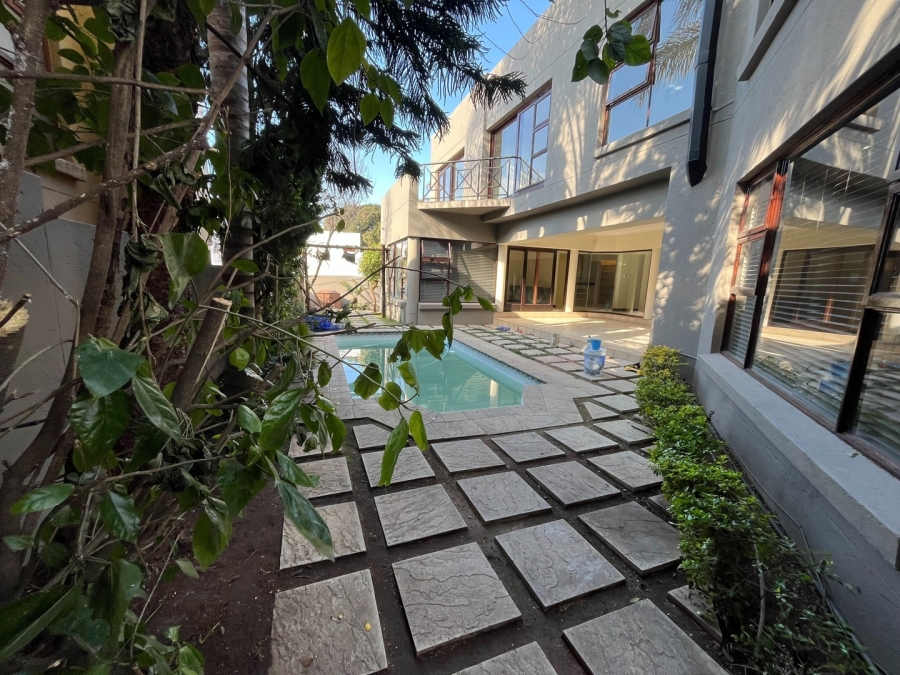 To Let 4 Bedroom Property for Rent in Sandown Gauteng