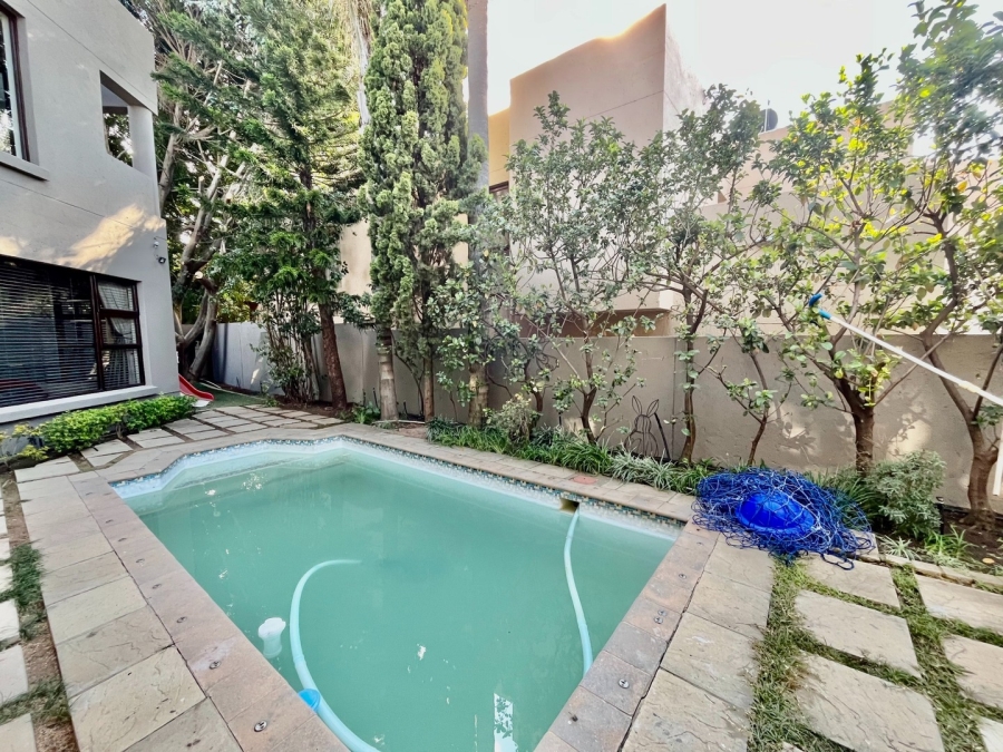 To Let 4 Bedroom Property for Rent in Sandown Gauteng