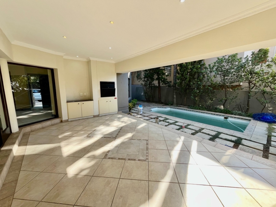 To Let 4 Bedroom Property for Rent in Sandown Gauteng