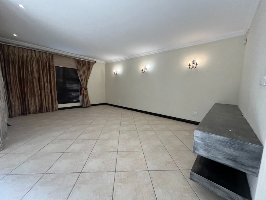 To Let 4 Bedroom Property for Rent in Sandown Gauteng