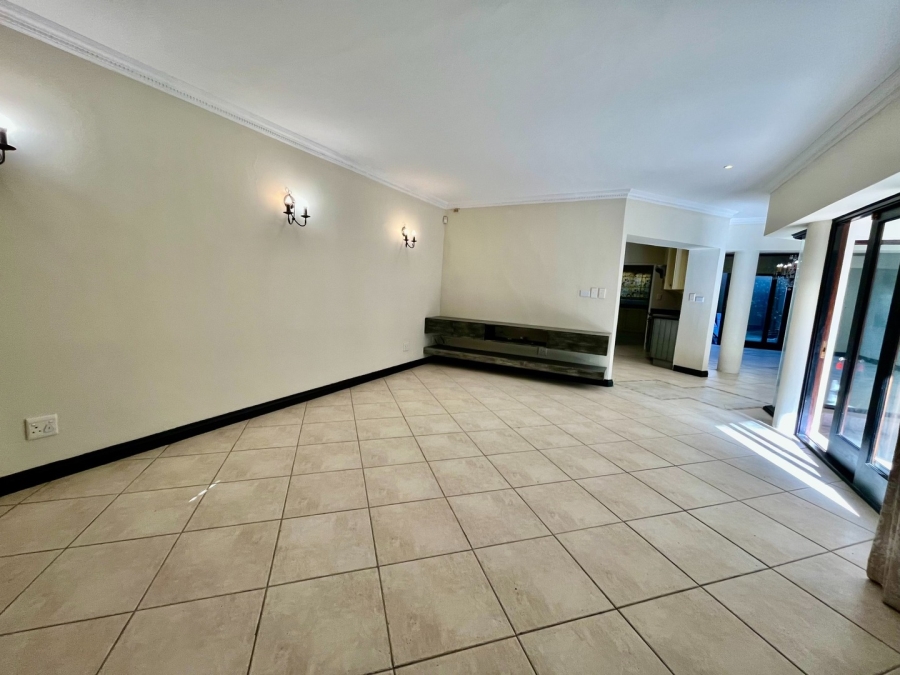 To Let 4 Bedroom Property for Rent in Sandown Gauteng