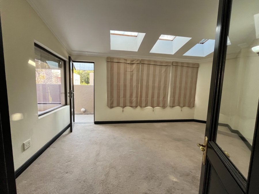 To Let 4 Bedroom Property for Rent in Sandown Gauteng