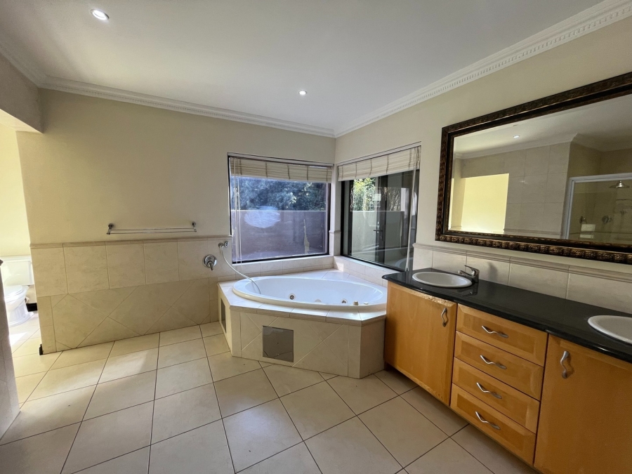 To Let 4 Bedroom Property for Rent in Sandown Gauteng
