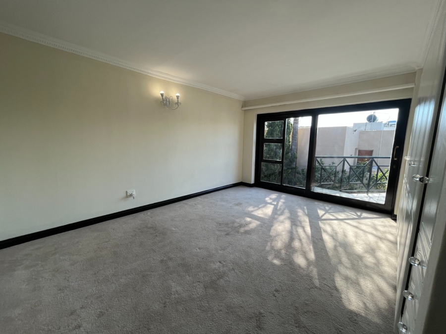 To Let 4 Bedroom Property for Rent in Sandown Gauteng