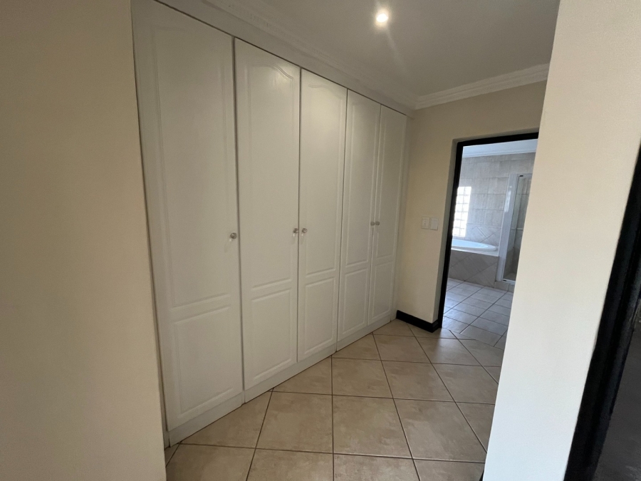 To Let 4 Bedroom Property for Rent in Sandown Gauteng