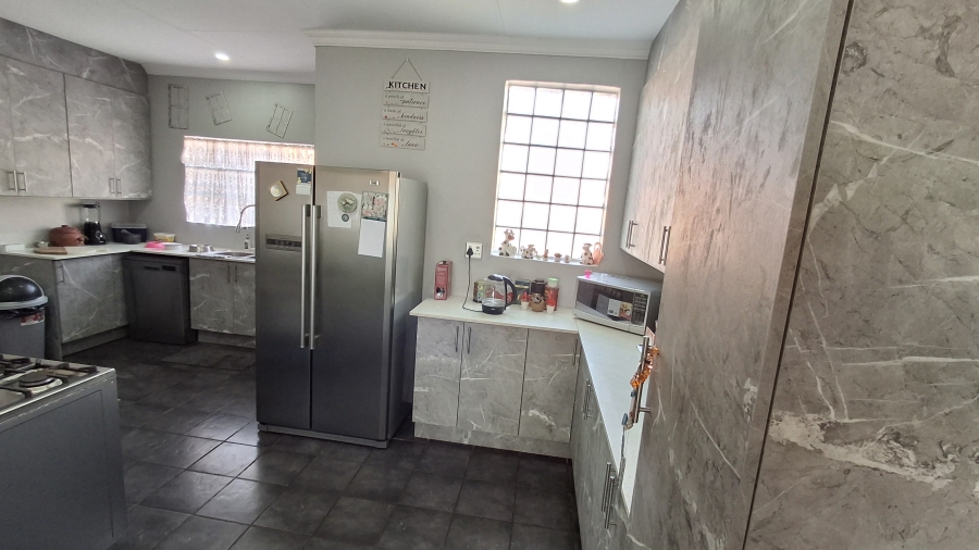4 Bedroom Property for Sale in Mountain View Gauteng