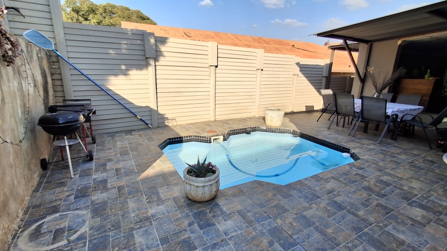 4 Bedroom Property for Sale in Mountain View Gauteng