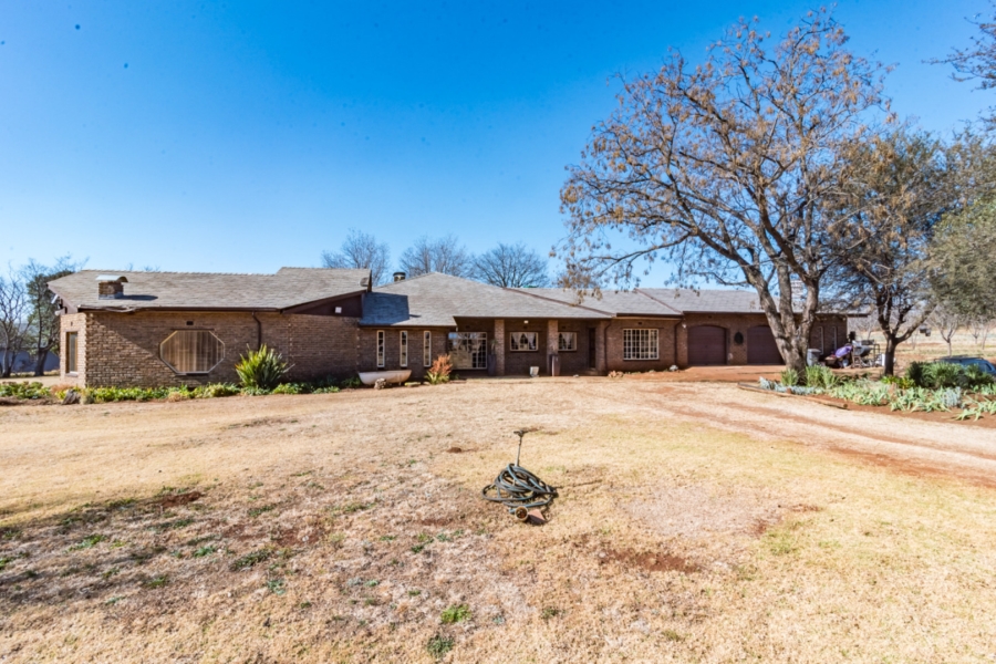 5 Bedroom Property for Sale in Kromdraai AH Gauteng
