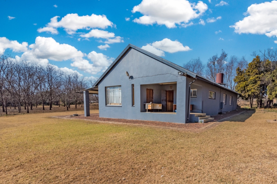 5 Bedroom Property for Sale in Kromdraai AH Gauteng