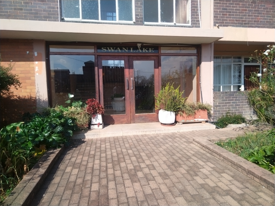 To Let 2 Bedroom Property for Rent in Florida Lake Gauteng