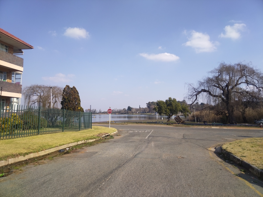 To Let 2 Bedroom Property for Rent in Florida Lake Gauteng