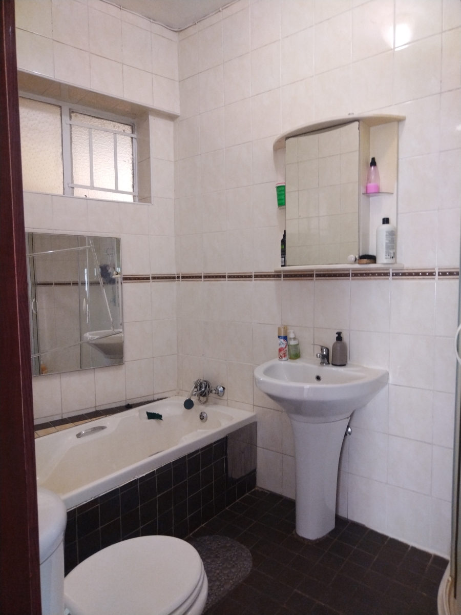 To Let 2 Bedroom Property for Rent in Florida Lake Gauteng