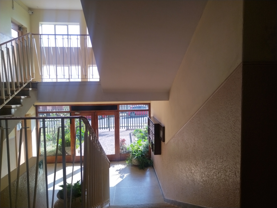 To Let 2 Bedroom Property for Rent in Florida Lake Gauteng