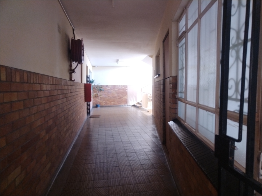 To Let 2 Bedroom Property for Rent in Florida Lake Gauteng