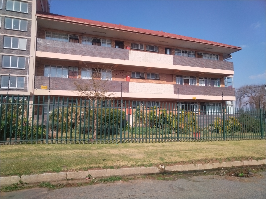 To Let 2 Bedroom Property for Rent in Florida Lake Gauteng