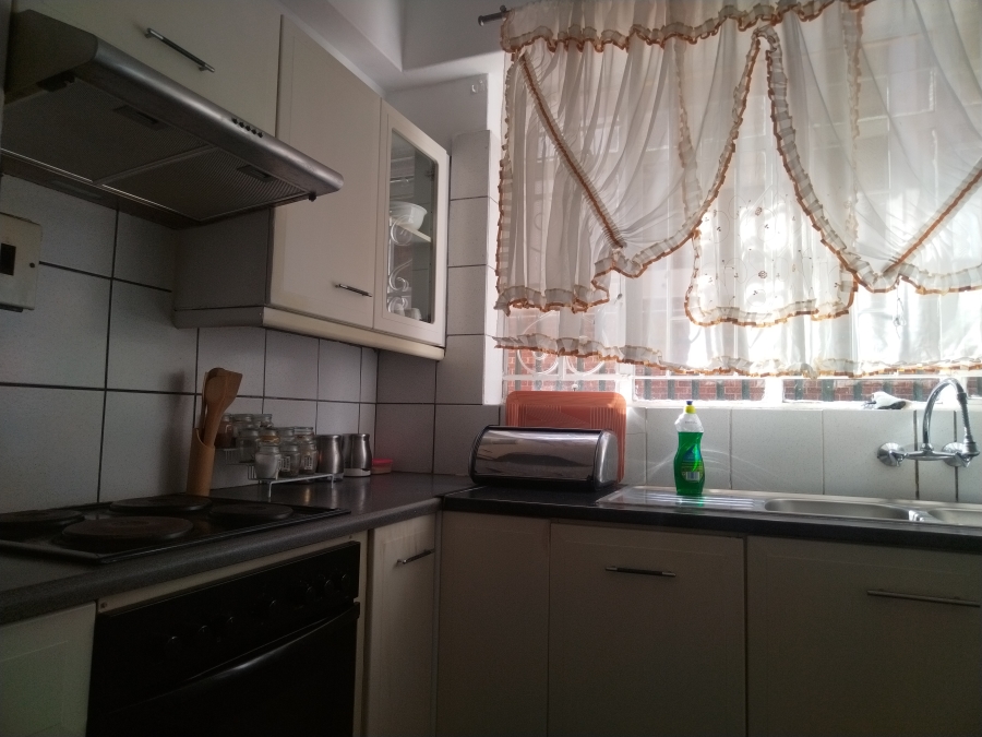 To Let 2 Bedroom Property for Rent in Florida Lake Gauteng